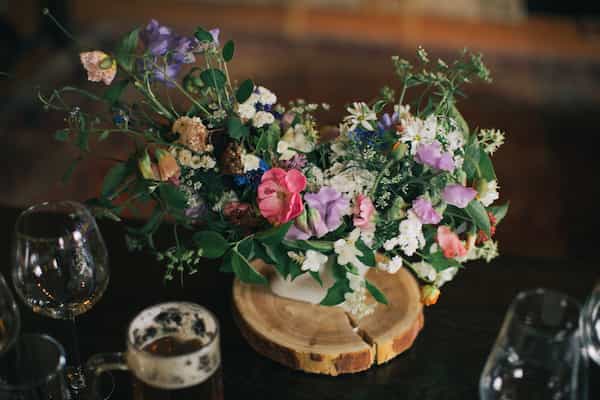 Aranž, květinová mísa, dekorace na svatební stůl, ozdobení tabule