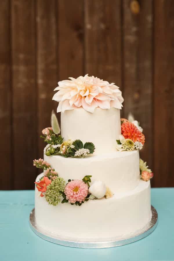 Svatební dort poleva, bílý krém, jedlé květy.