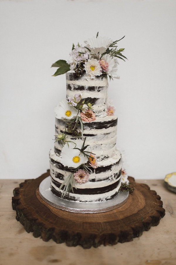 Svatební dort naháč, naked cake, jedlé květy ozdobení.