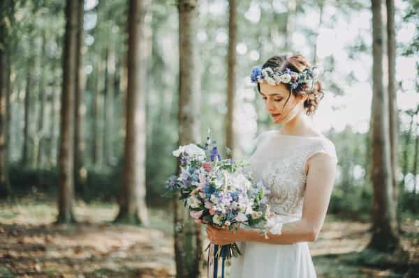 Jemná romantická lesní svatební kytice modré květy, stuhy, věneček do vlasů.