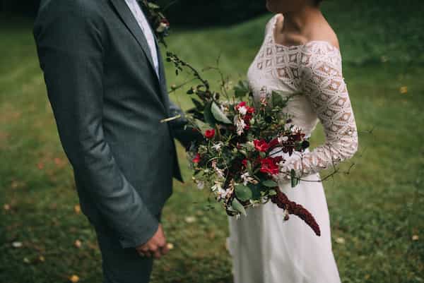 Neotřelá podzimní svatební kytice ze zahrádky, greenery.